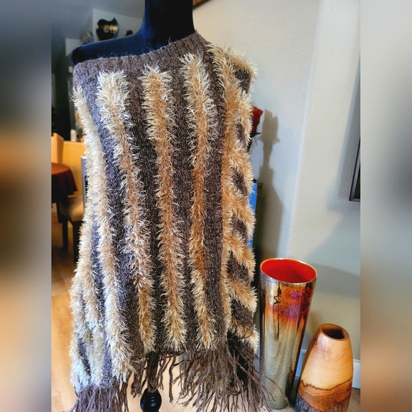 Beautiful Poncho by LARS size Medium - Picture 1 of 9